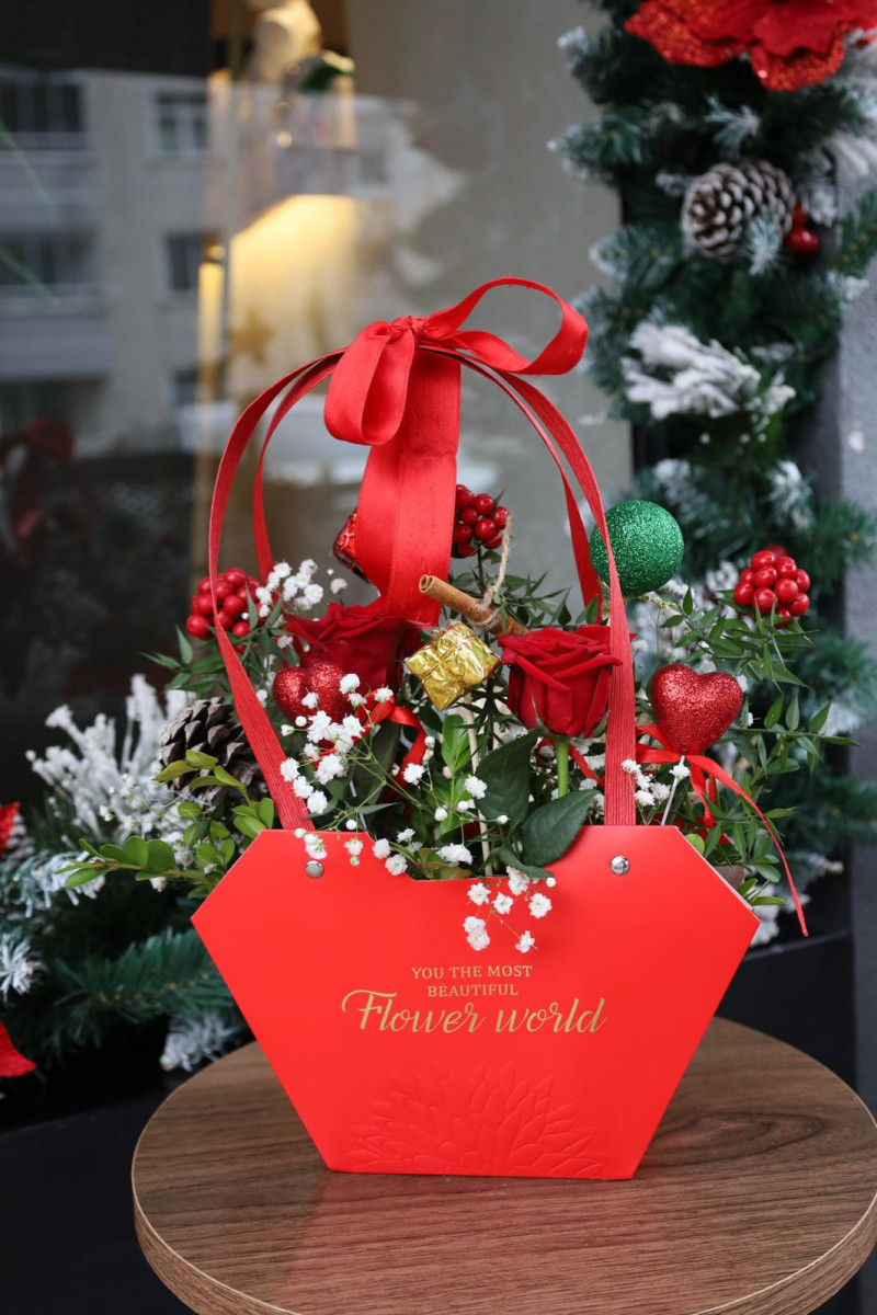 KIRMIZI ÇANTADA KIRMIZI GÜL KOKİNA