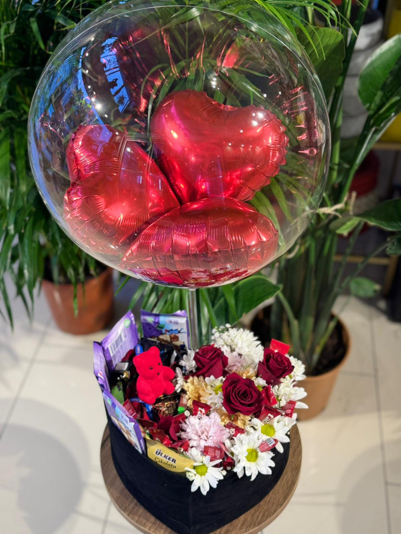 KUTUDA GÜLLÜ ÇİKOLATALI BALONLU ARAJMAN