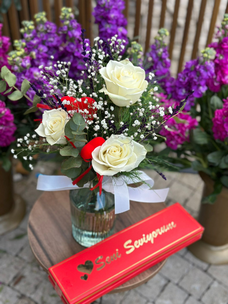 VAZODA 3 BEYAZ GÜL ÇİKOLATA