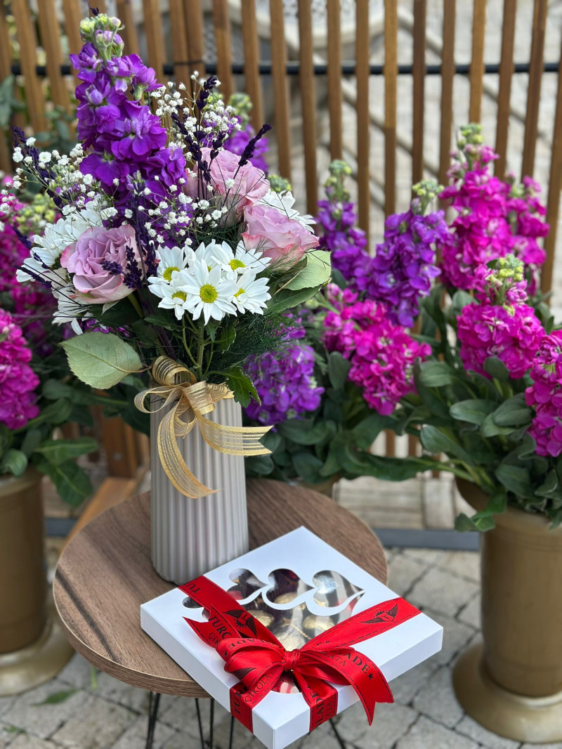 VAZODA GÜL KARIŞIK ÇİÇEK ÇİKOLATA